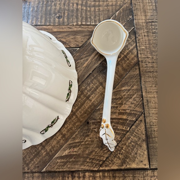 Royal Limited Holly Holiday serving dishes - Picture 6 of 10